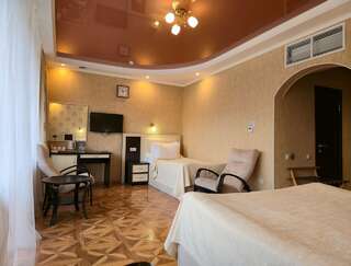 Гостиница Рафаэль Железноводск Улучшенный трехместный номер-6