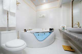 Гостиница Рафаэль Железноводск Люкс с кроватью размера «king-size» и гидромассажной ванной-11